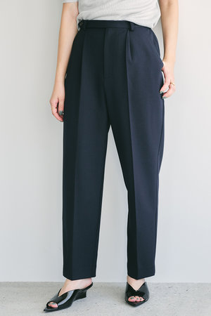 エストラータ/STRATAのナローベルトタックテーパードパンツ(110600/110601)