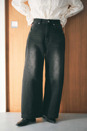 エストラータ/STRATAのバレルデニムパンツ