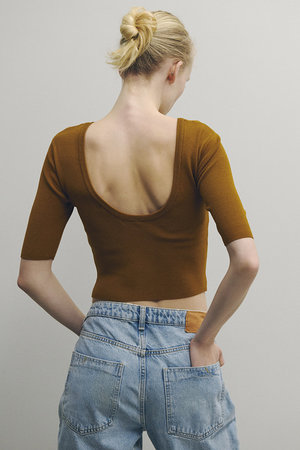 ナイスナイス モーメント/NICENICE MOMENTのクロップド コンパクト Tシャツ（不織布カップ付き）