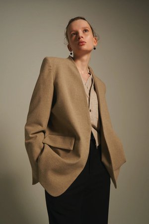 ヴェニカ/VenicaのPowershoulder nocolar jacket(110800/110801)