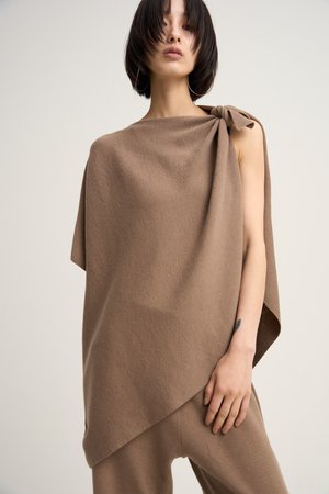 ヴェニカ/VenicaのDrape Knit Cape(110300/110301)