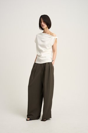 ヴェニカ/VenicaのDouble tuck coccon pants(110600/110601)