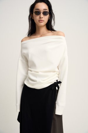ヴェニカ/VenicaのSmooth drape pullover(110100/110103)