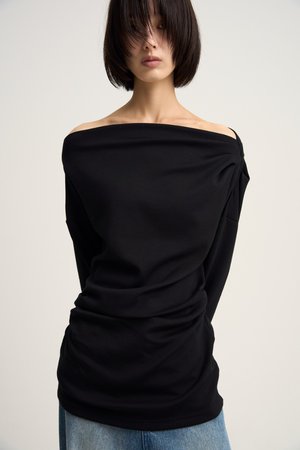 ヴェニカ/VenicaのSmooth drape pullover(110100/110103)