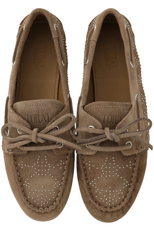 トラル/TORALのスタッズ付きスエードモカシン(130400/130403)