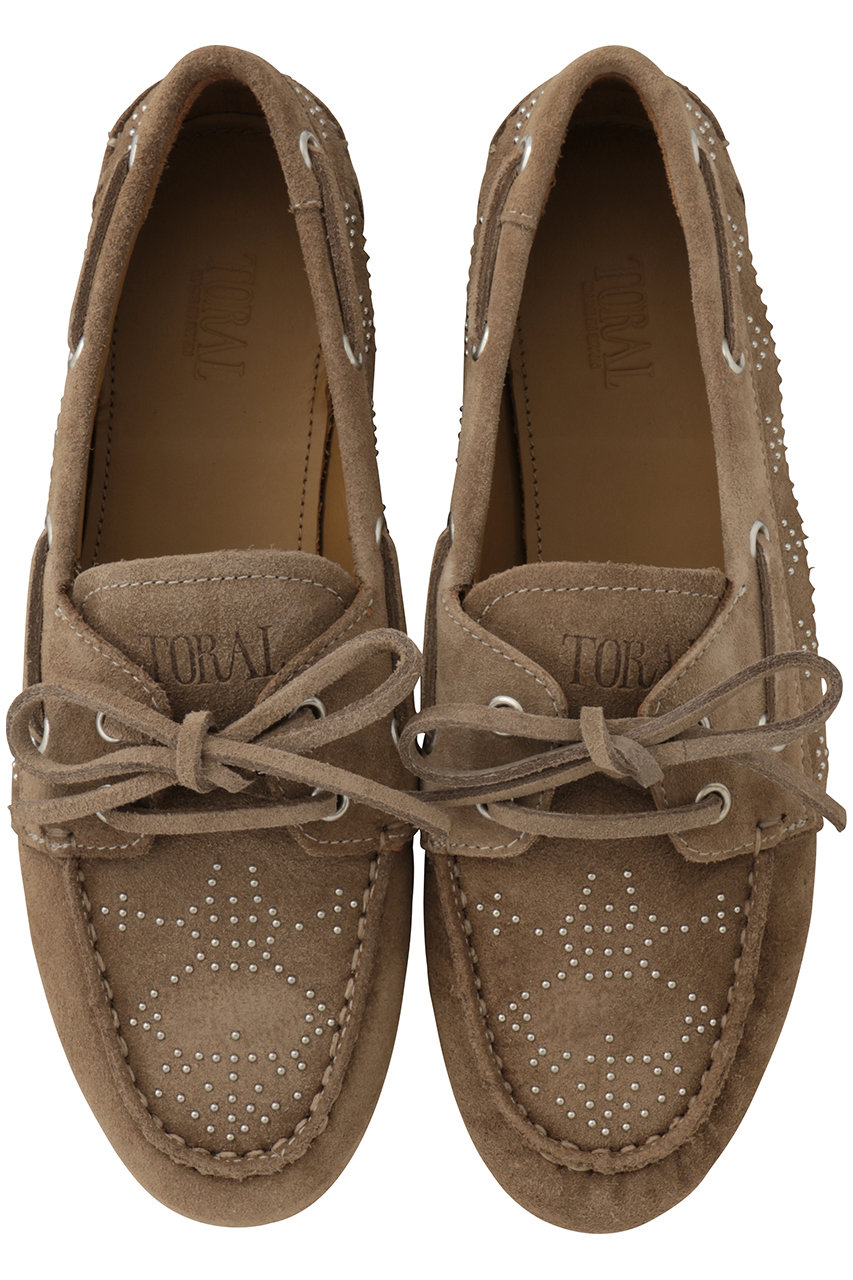 トラル/TORALのスタッズ付きスエードモカシン(サンドベージュ/TL KIMANA)
