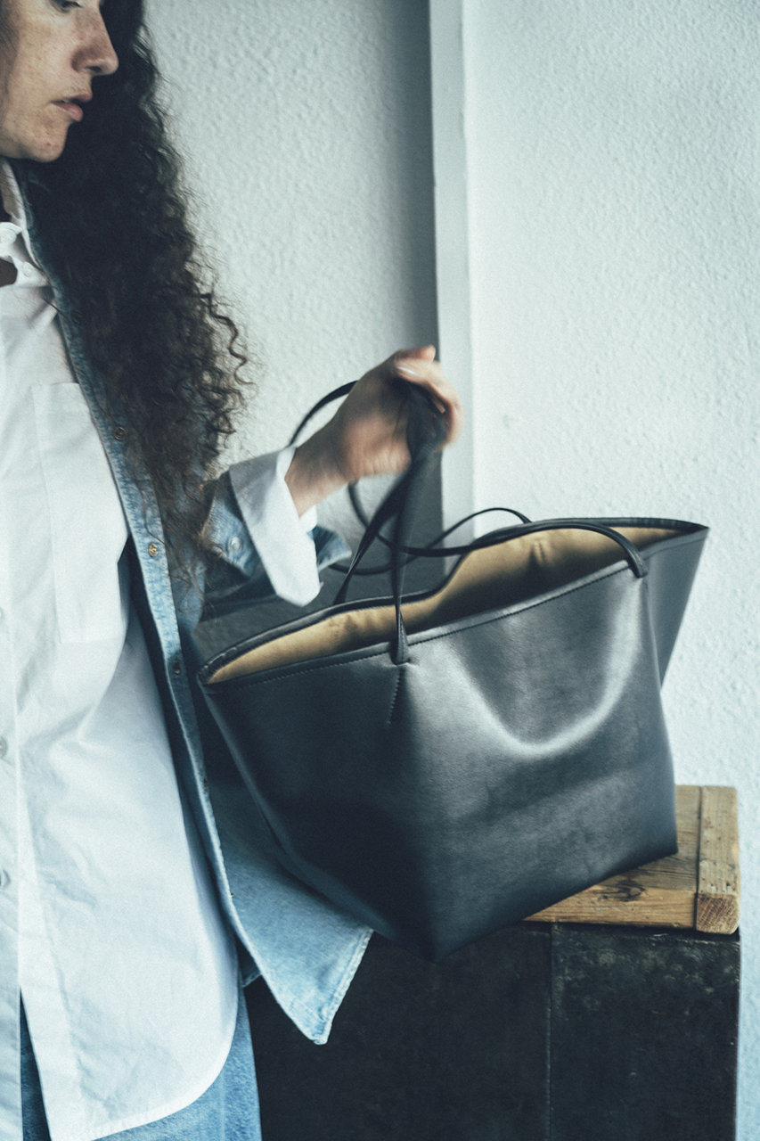 SCUE(スキュー)｜ロングハンドルトート M/ブラック の通販｜ELLESHOP