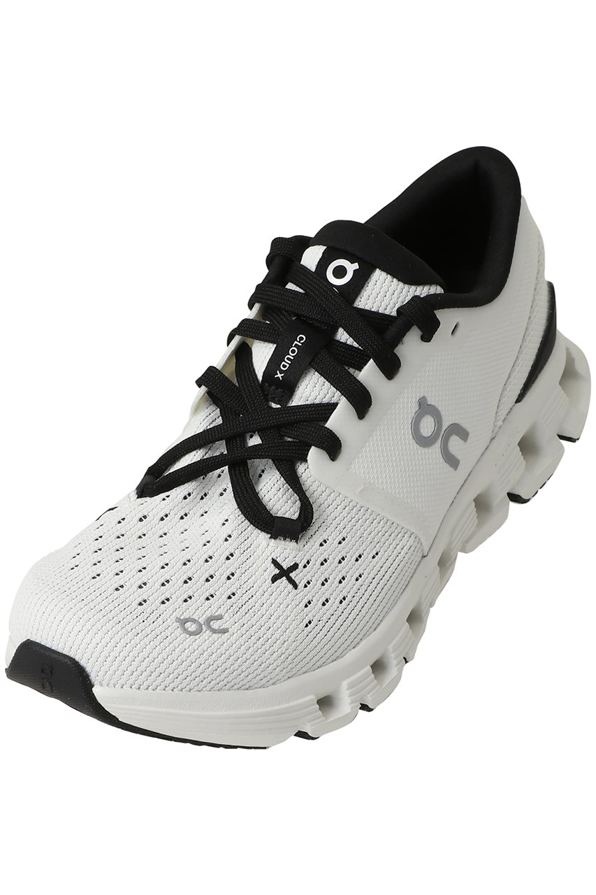 オン/OnのCloud X 4 スニーカー(アイボリー/ブラック/3WE30074422)