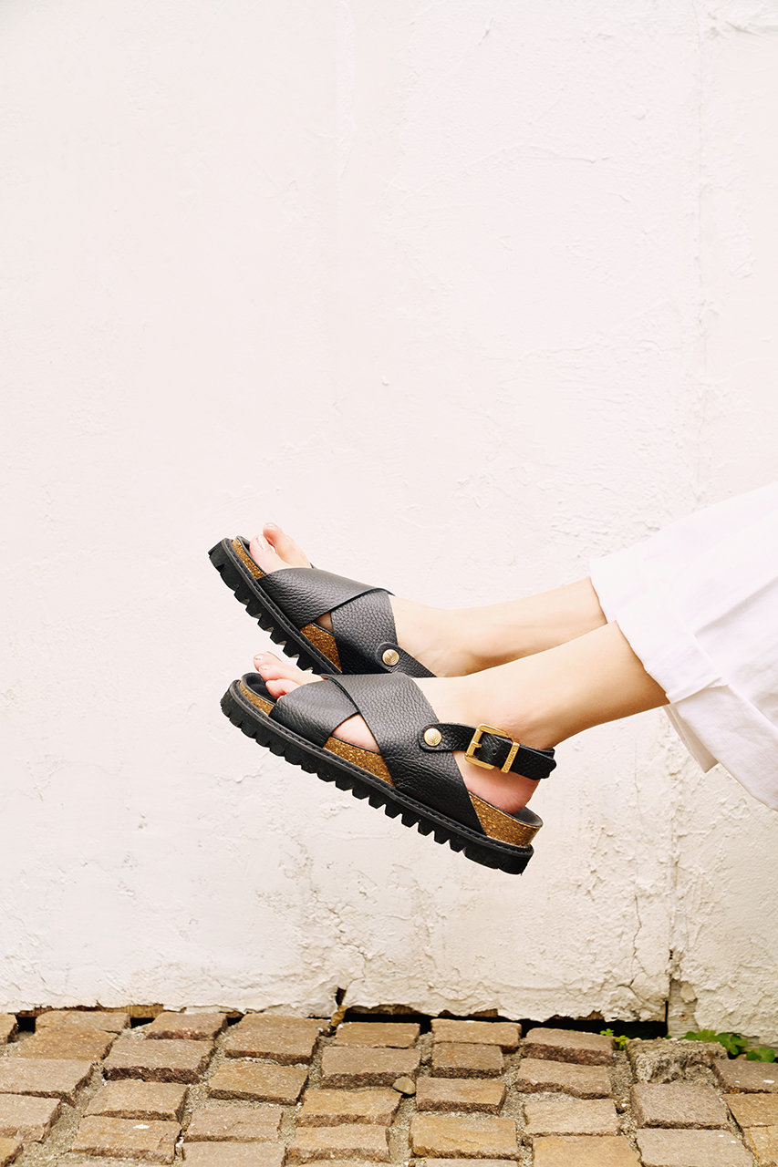 GENUINS(ジェニュインズ)｜MELEN サンダル/BLK の通販｜ELLESHOP