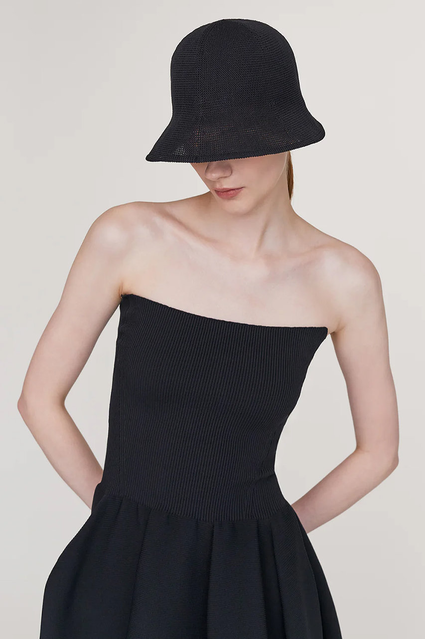 CFCL(シーエフシーエル)｜MESH KNIT ASYMMETRIC HAT/BLACK の通販