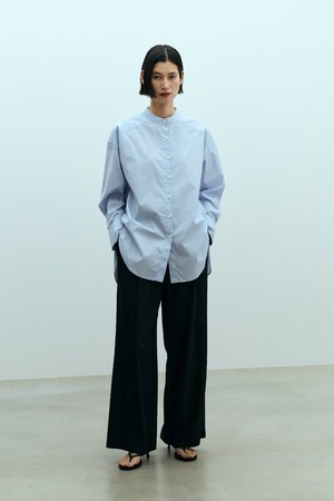 SOEJU/バンドカラーロングシャツ