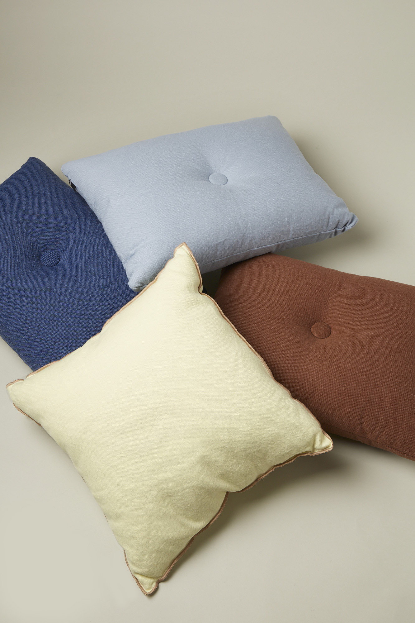 HAY(ヘイ)｜Dot Cushion Planar/Chocolate の通販｜ELLESHOP