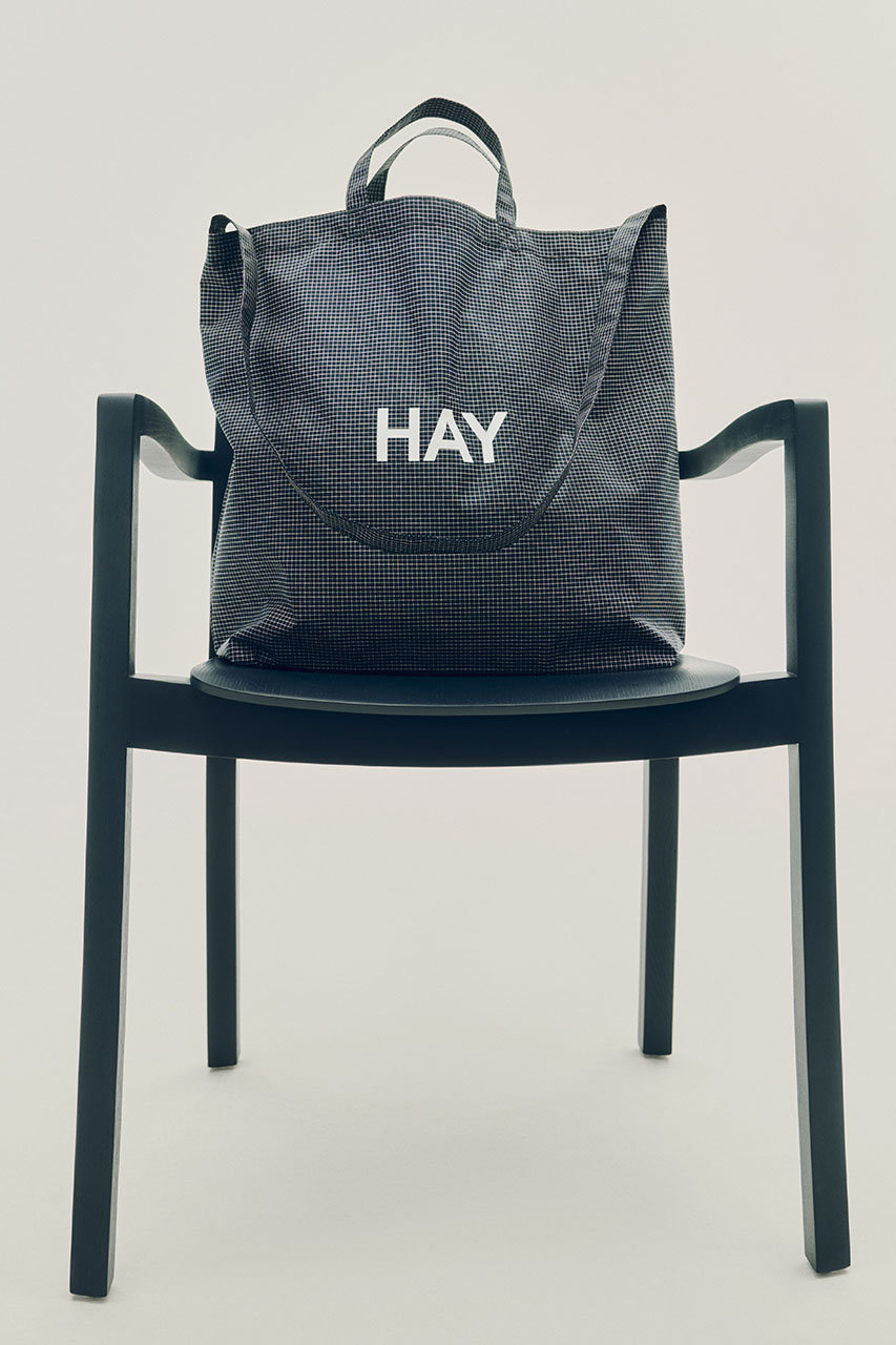 HAY(ヘイ)｜GRID CROSSOVER BAG M/ダークブルー の通販｜ELLESHOP 
