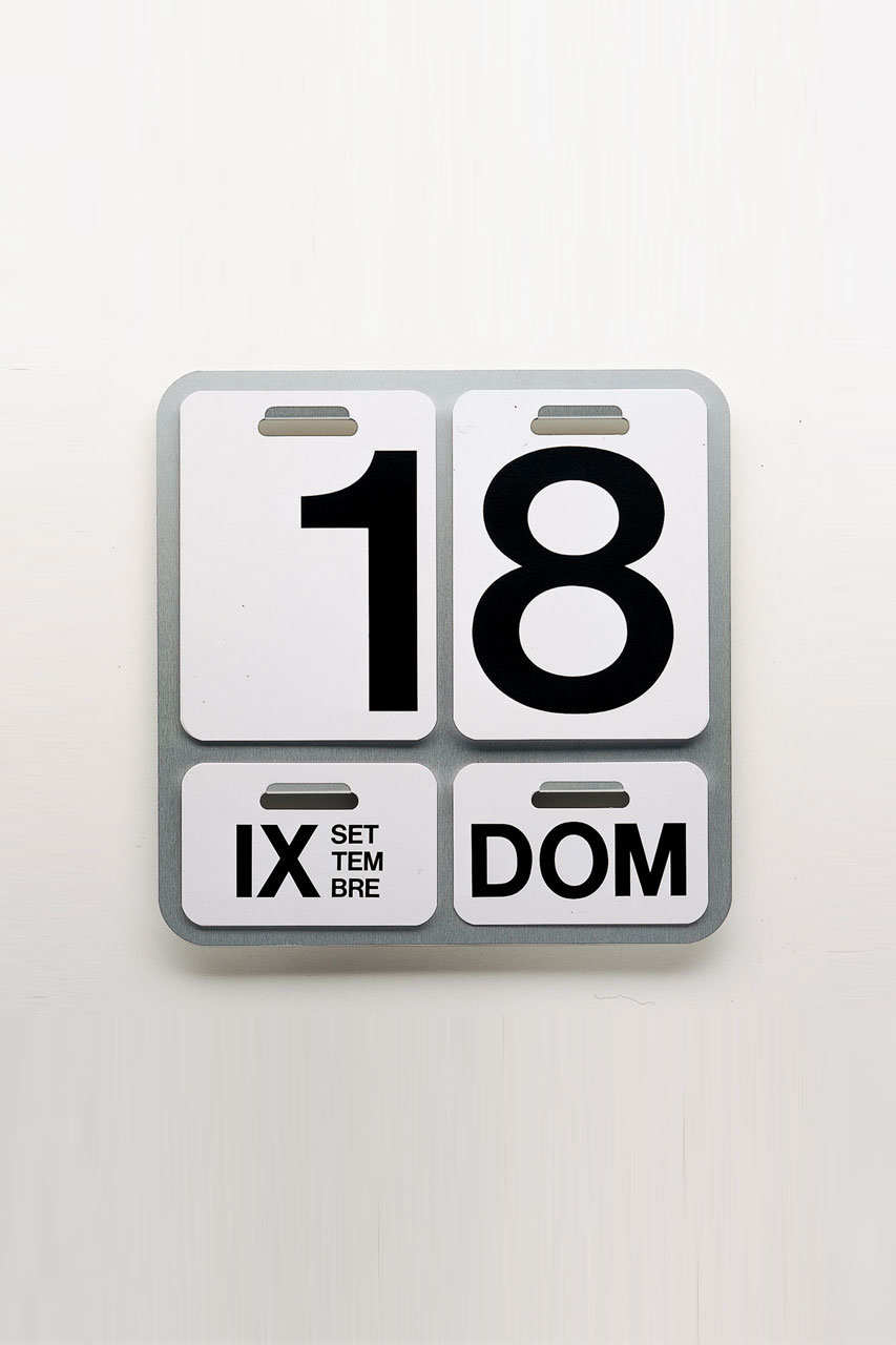 ダネーゼ/DANESEのカレンダー Formosa【メーカー取り寄せ】(アルミニウム／レッド/DE3064A24E)